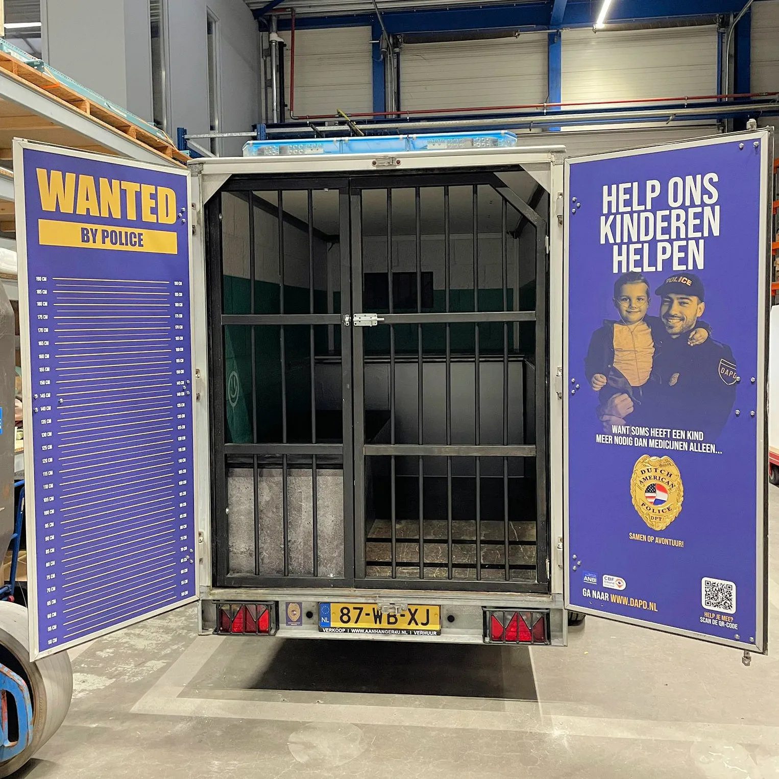 Achter binnenzijde van De Boefjesmobiel van Stichting DAPD
